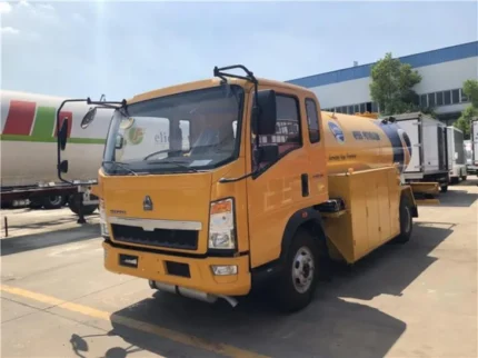 HOWO 8000L LPG bobtail truck exterior side view
