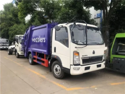 Sinotruk Howo 4ton 6CBM compressed garbage truck side view