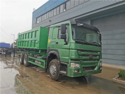 SINOTRUK HOWO 20cbm hook lift garbage truck exterior view