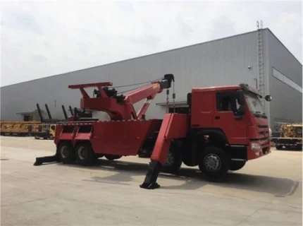 Sinotruk Howo 12-wheel 50t tow truck exterior side view