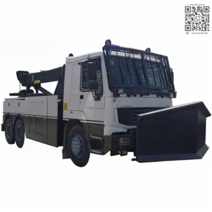 Full side view of the 6x6 Sinotruk Howo 30ton road rescue towing truck