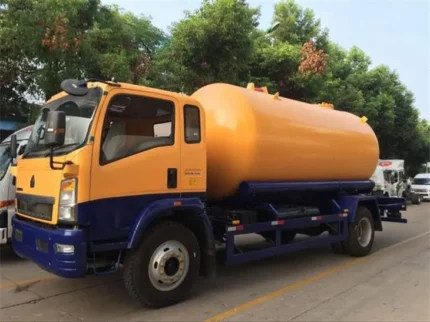 Sinotruk chassis with 15000L propane tank on road