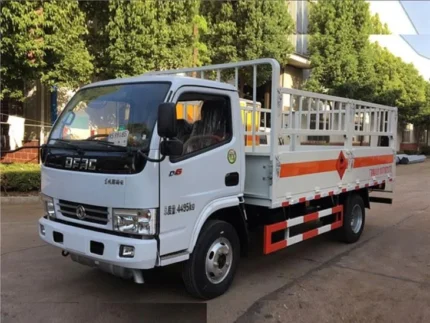 CLW5080 Dongfeng LPG cylinder delivery stake truck side view