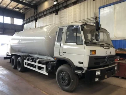 Dongfeng LPG bobtail truck side profile view