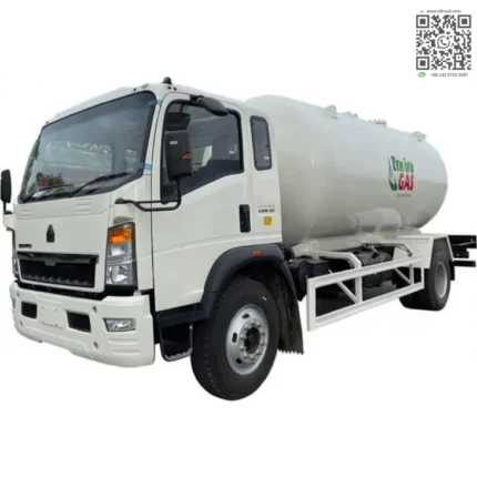 Howo 15000L LPG bobtail tanker truck overall side view in white