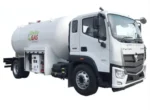FOTON AUMAN 15000L LPG bobtail truck side view