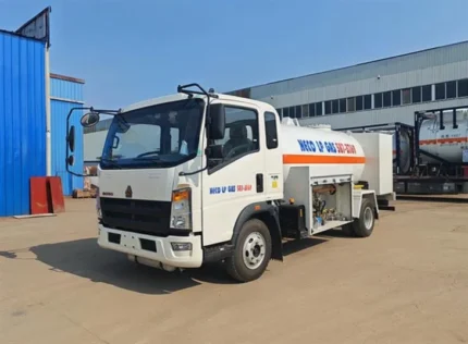 Side view of the 5000L LPG tank on the bobtail truck