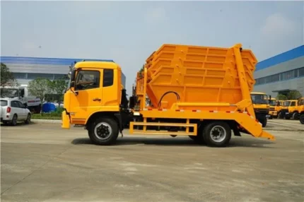 Rear loading mechanism on Dongfeng garbage truck