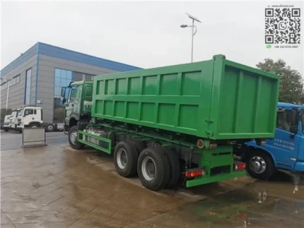 Hydraulic lifting mechanism on Chengli garbage truck