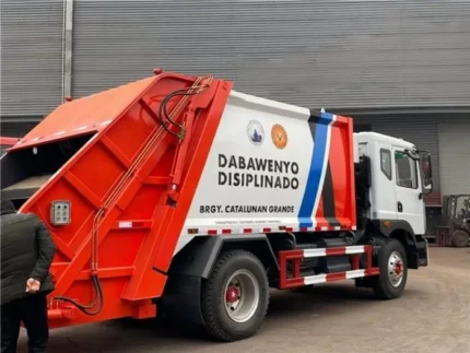 Rear discharge chute and hydraulic compaction system on garbage truck
