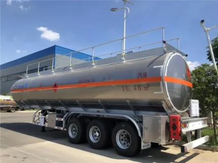 Lightweight aluminum tanker trailer side view