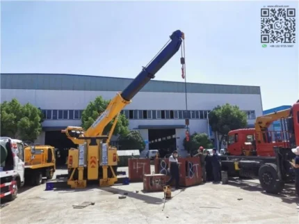 360-degree rotating crane boom on the Sinotruk HOWO 8X4 tow truck showing full articulation