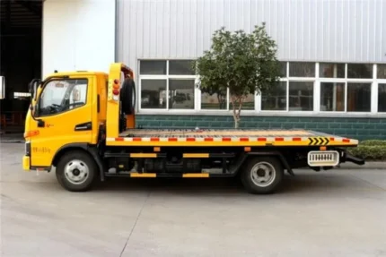 Hydraulic flatbed loading ramp on recovery truck