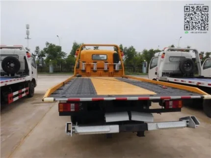Hydraulic flatbed towing system on Sinotruk HOWO recovery vehicle