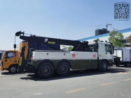 Hydraulic lifting arm extended on the Chengli wrecker tow truck