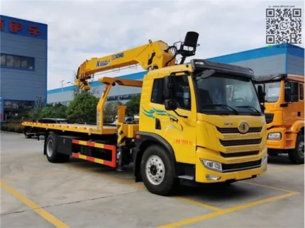 Flatbed loading platform with hydraulic ramp system