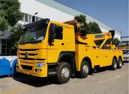 360 degree rotating crane arm on recovery truck