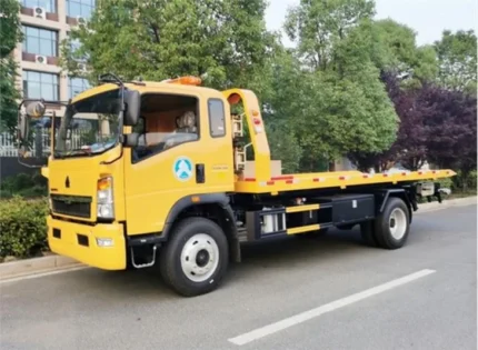Steel flatbed platform with loading ramp on HOWO wrecker truck