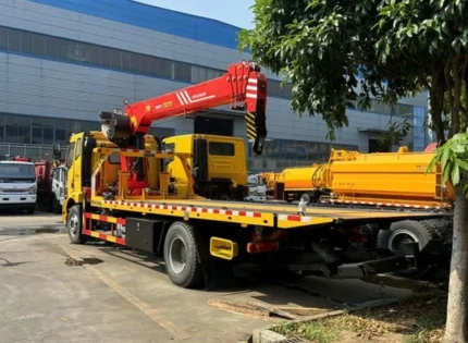 Flatbed recovery truck with heavy-duty crane from Chengli manufacturer