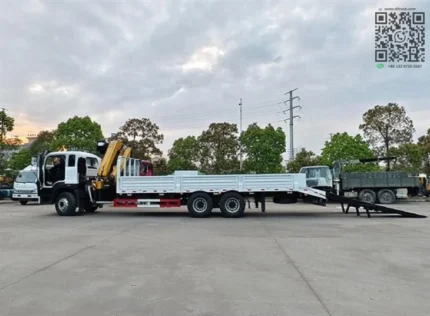 Removable side panels on flatbed truck crane for ultra-wide machinery