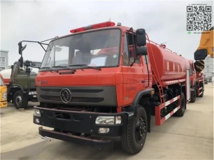 Side view showing mounted water tank on sprinkler fire truck chengli