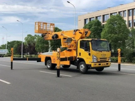 Four-section telescopic boom on Isuzu skylift truck chassis