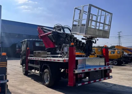 Four-section six-hexagonal synchronized boom reaching 21 meters working height