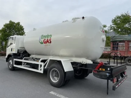 Yuchai 4110 YC4E160-33 engine compartment of LPG truck
