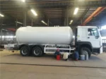 Manual rotation level gauge at rear of tank.