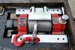 Auxiliary support wheels under flatbed