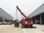 Tow truck recovery flatbed with landing gear supports deployed