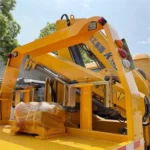 Control handles at rear sides of wrecker truck for hydraulic operation