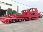 Hydraulic lifting cylinder on wind turbine blade trailer