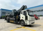 Hydrostatic self-leveling outrigger system on the truck frame